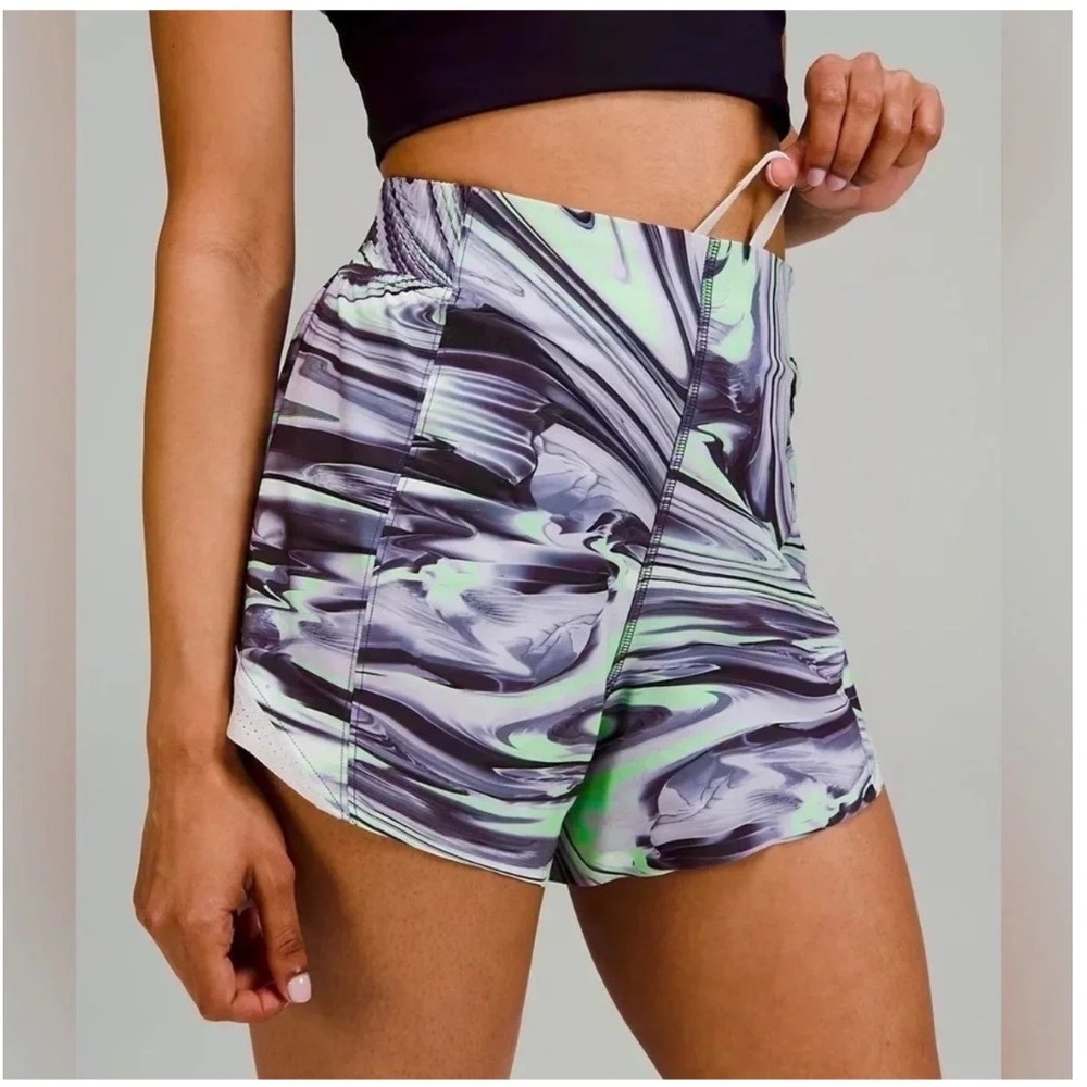 Lululemon Women's Hotty Hot Short 4" Paint Glide Warp Multi/Chrome 6‎